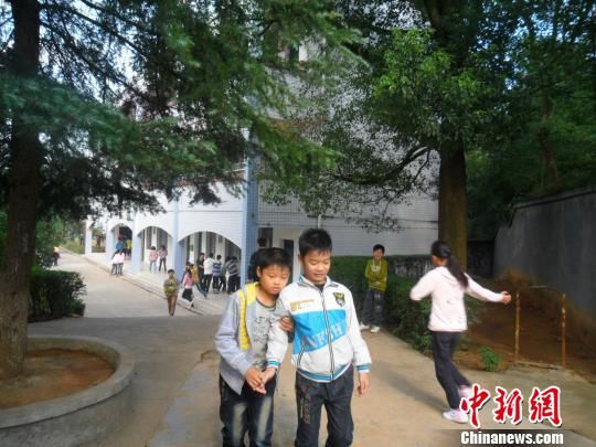 13岁少年4年无间断帮助腿脚不便同学
